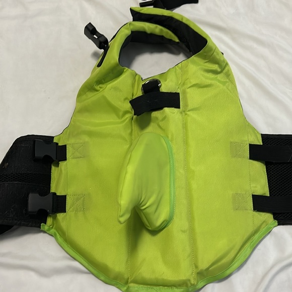 Size medium dog life jacket with shark fin - Picture 7 of 8